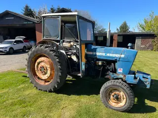 Ford 4000 med justerbar pallegafler 