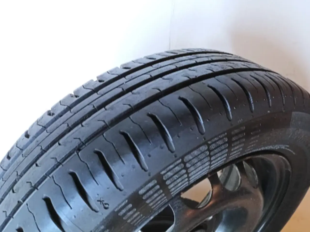 Billede 3 - 4 Stålfælge med sommerdæk. Til bla Peugeot 107. NE