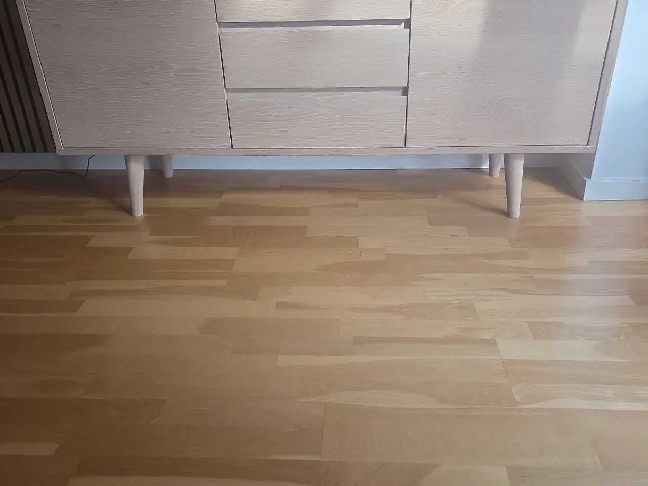 Billede 1 - Hvidpigmenteret egetræ skænk