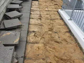 Jeg udfører belægningsarbejde.