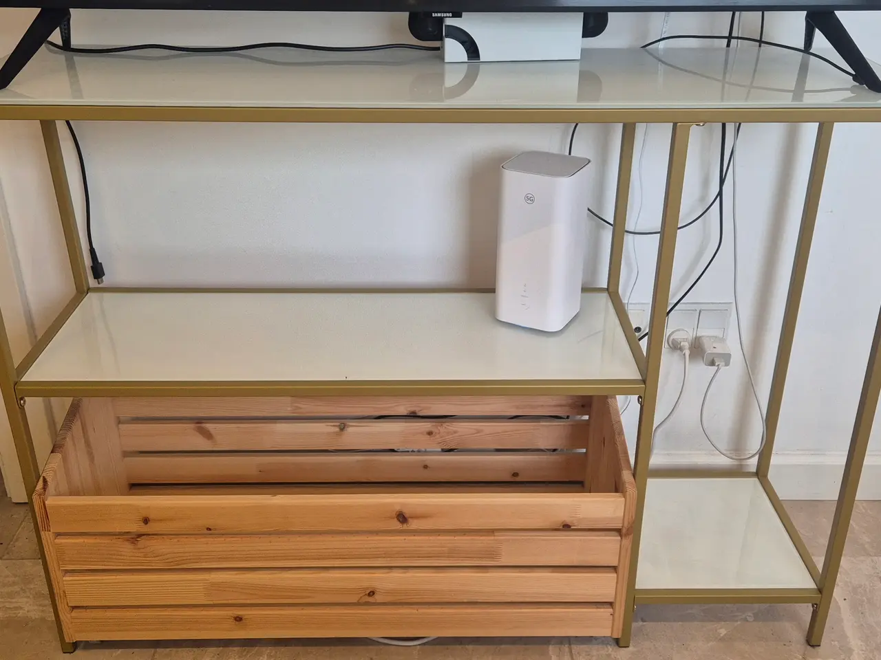 Billede 1 - Moderne hylde / TV-bord + trækasse