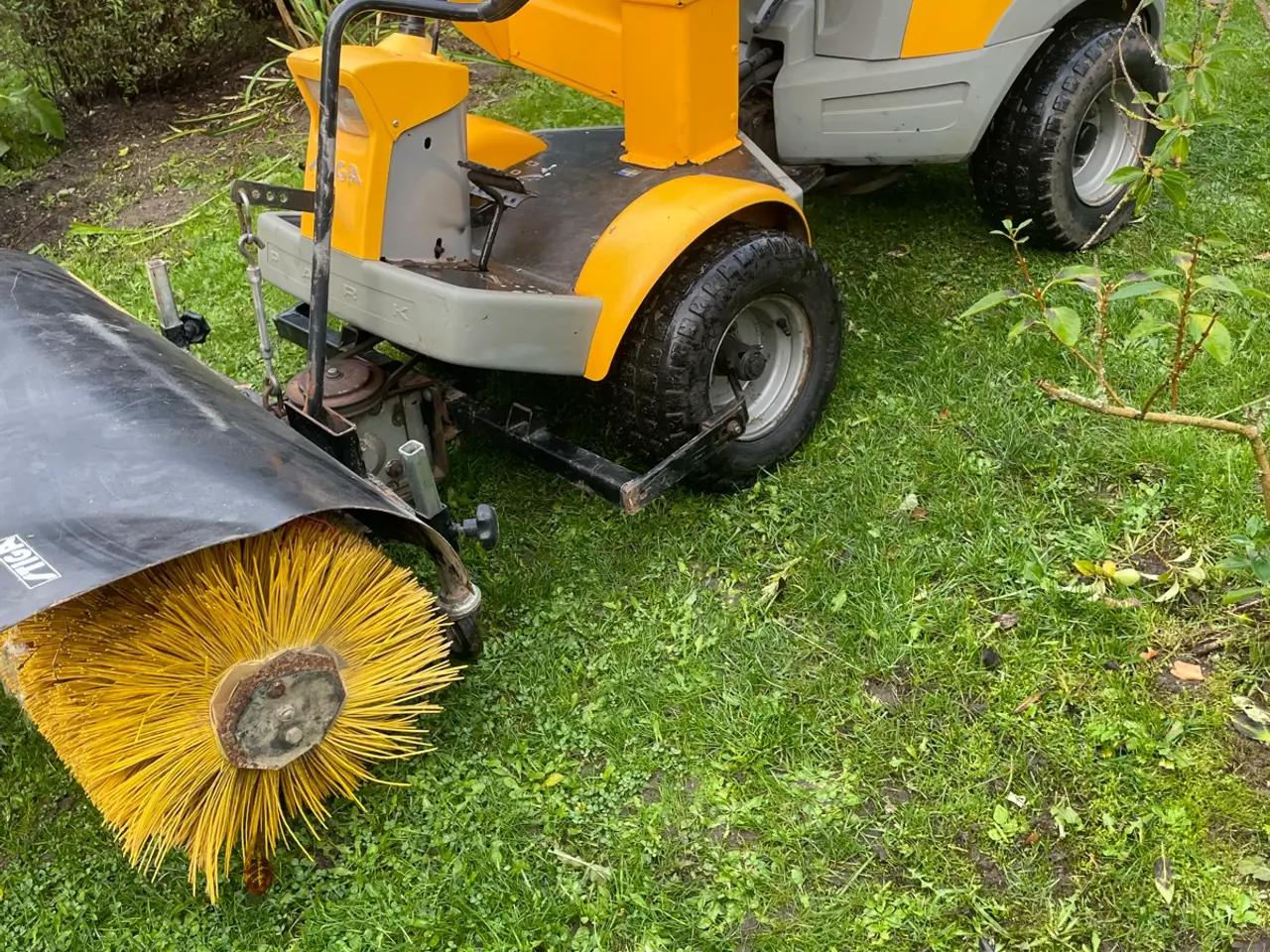 Billede 2 - Stiga park 18 hk 4wd med kost
