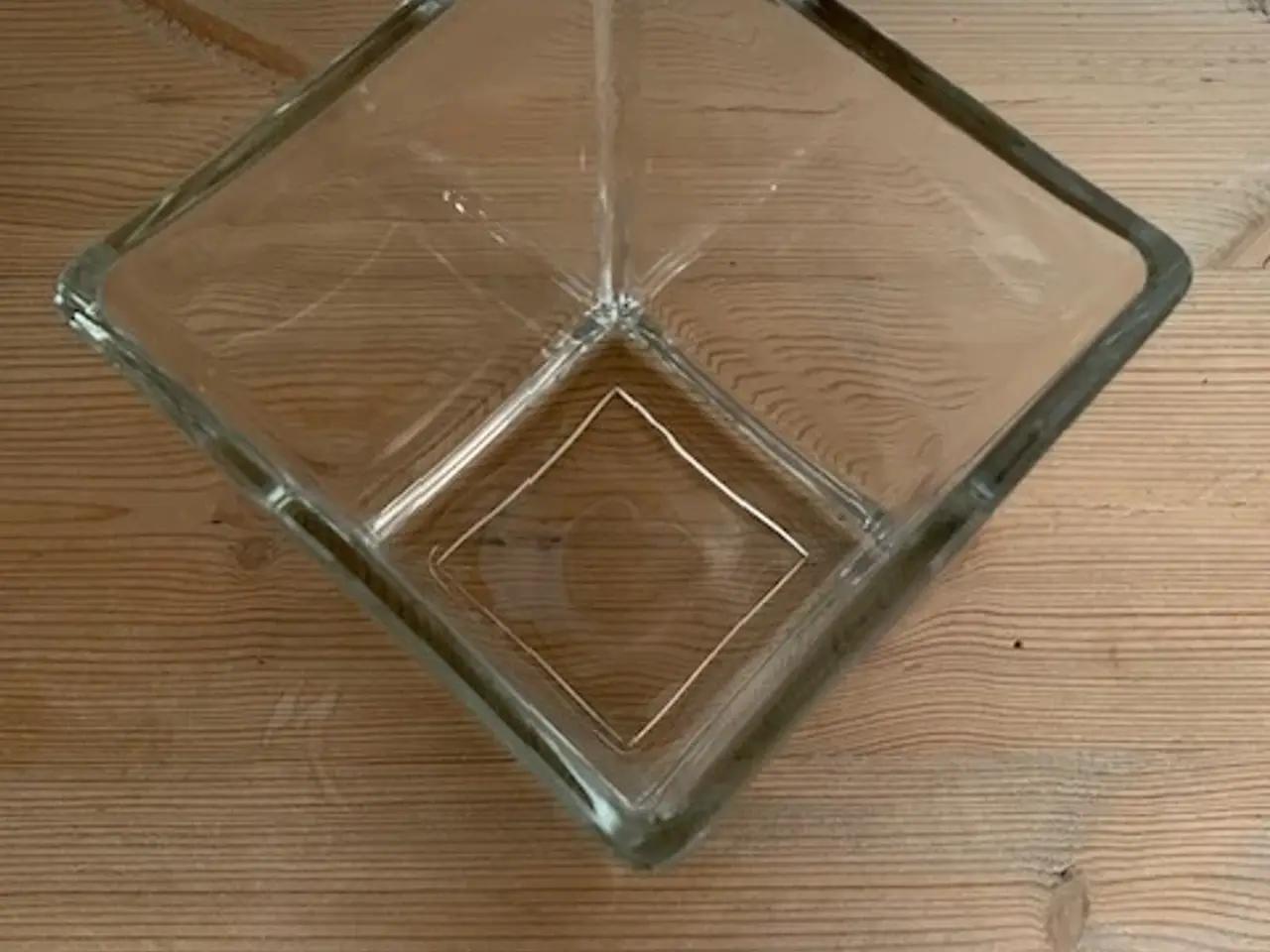 Billede 3 - Firkantet vase i kraftigt glas, 14 x 14 x 17 cm.