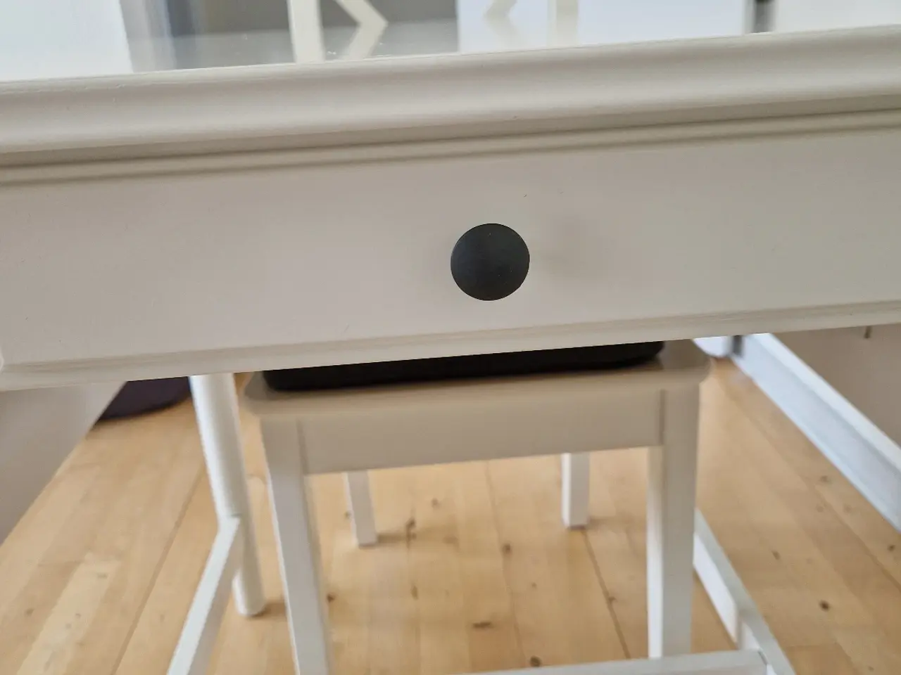 Billede 3 - Hvidt spisebord med skuffe