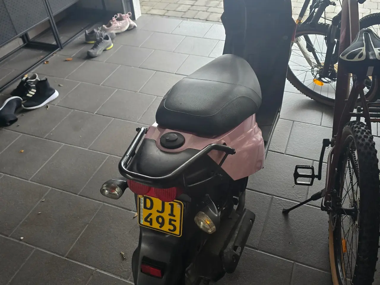 Billede 2 - og velholdt lyserød scooter – Perfekt til hverdage