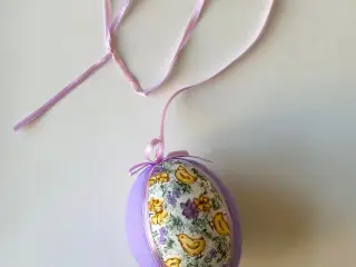 Mellem påskeæg, lilla m kyllinger