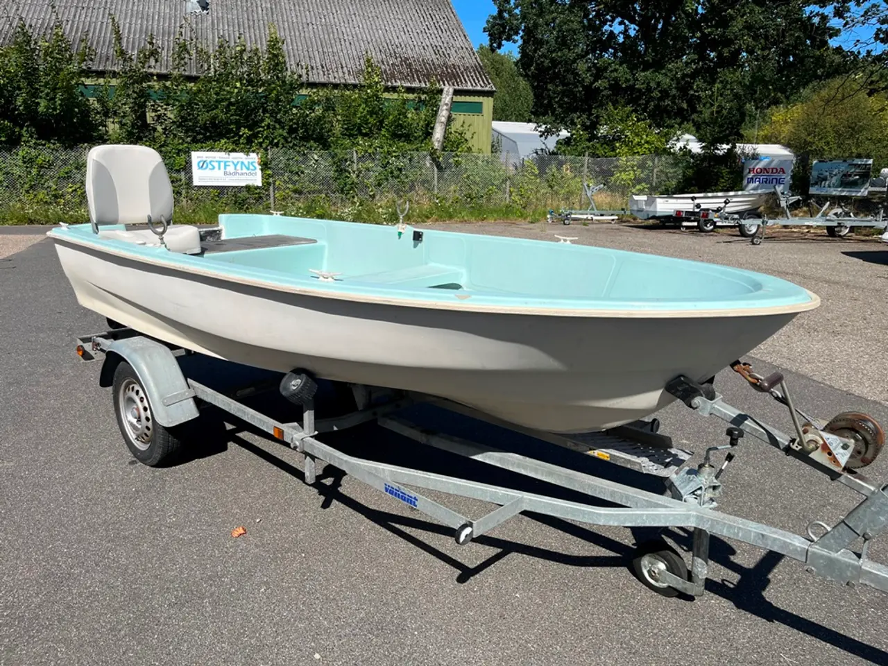 Billede 1 - 12-fods glasfiberjolle med Variant 501 bådtrailer