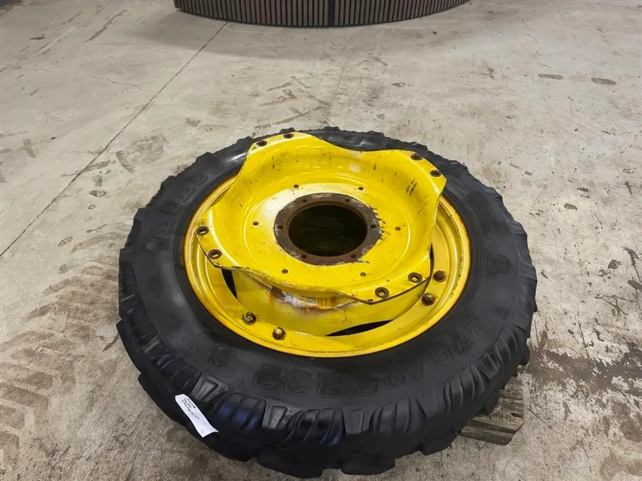 Billede 3 - Taurus 270/95 R32