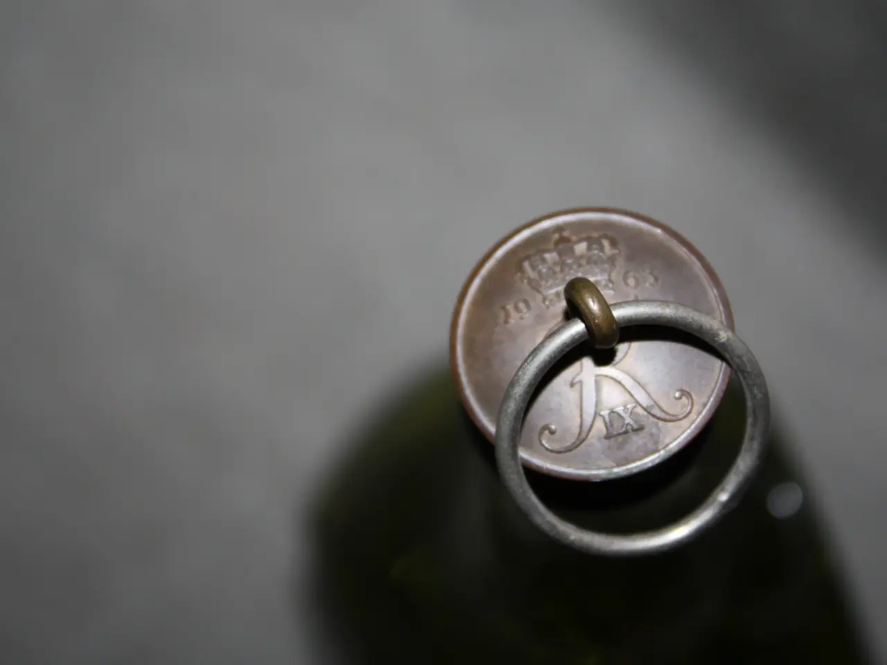 Billede 7 - Grøn glasflaske med svensk tre kroner symbol