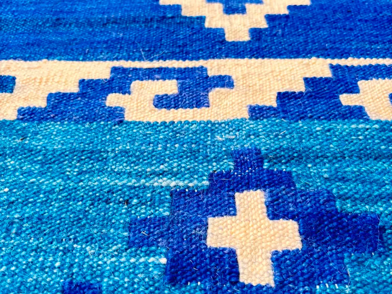Billede 2 - Idaho uldtæppe 160 × 230 cm – Håndlavet – Blå/Hvid