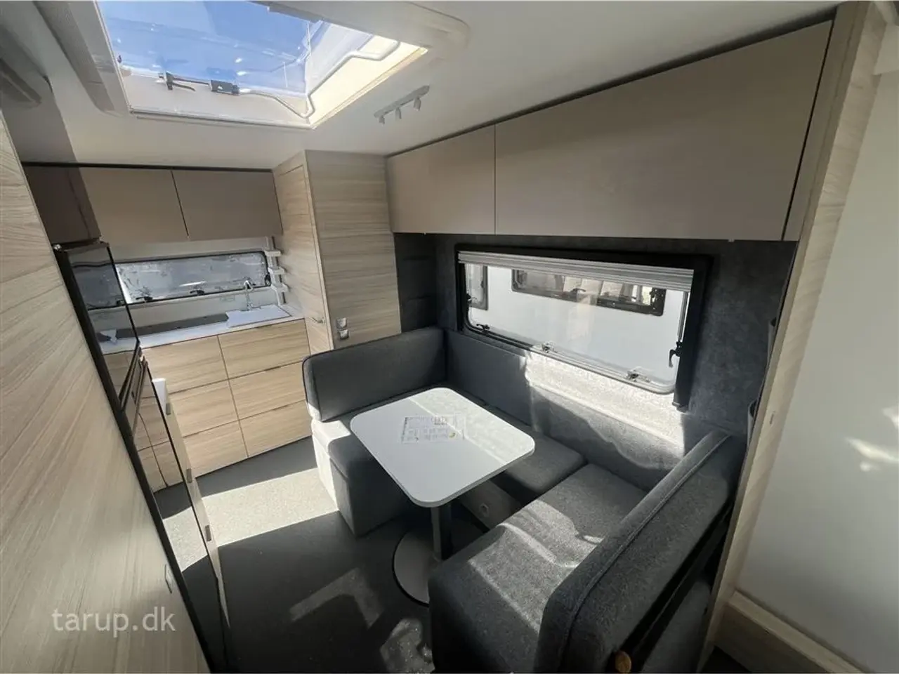 Billede 6 - 2026 - Adria Altea 542 PH   Fritstillet dobbeltseng, glatte glasfibersider, frontkøkken, side-siddegruppe, myggenetsdør, blæservarme, el-gulvvarme, stabilisator