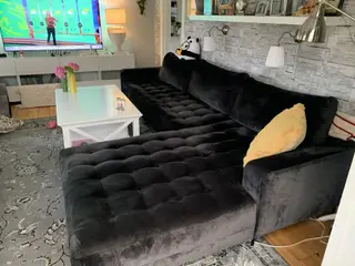 Sofa med chaiselon sort sælges kr 3000