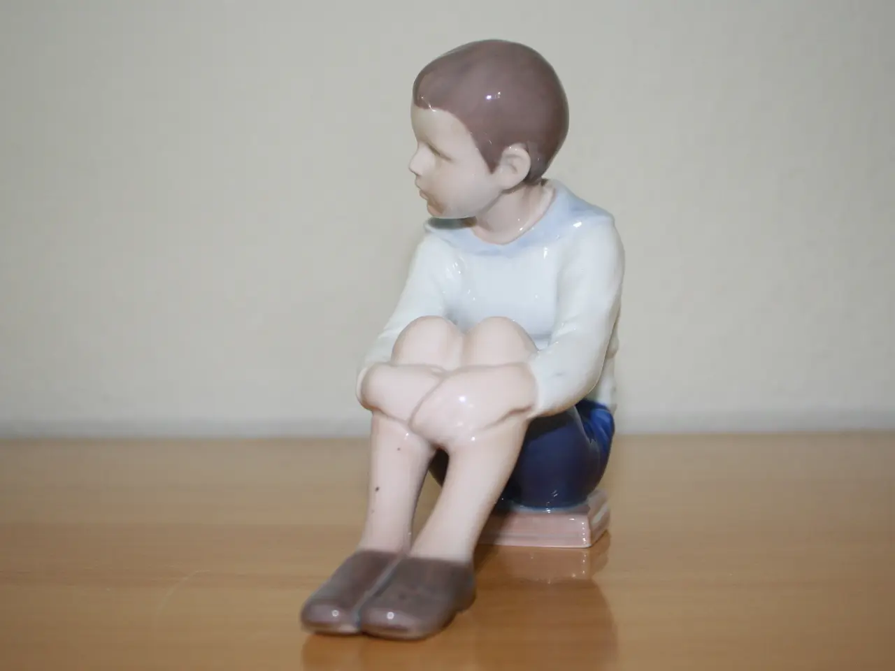 Billede 3 - Dreng, der sidder på bøger, figur fra B & G