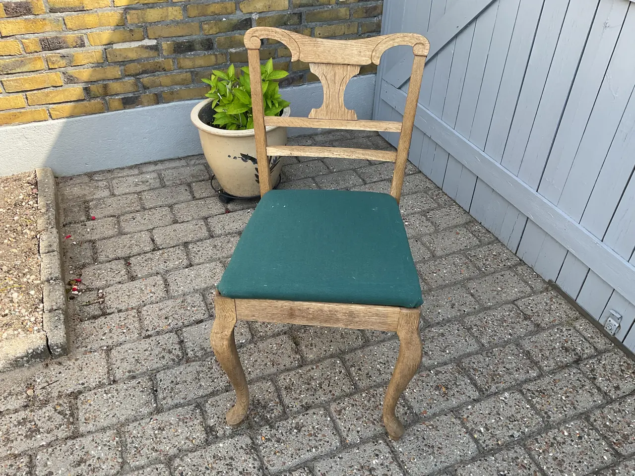 Billede 2 - Egetræs spisebord m/ 4 stole