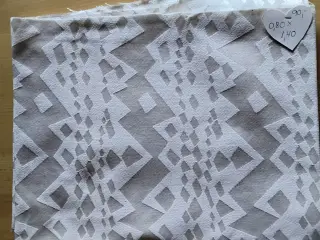 Offwhite stof med blank effekt - 0,80m x 1,40m
