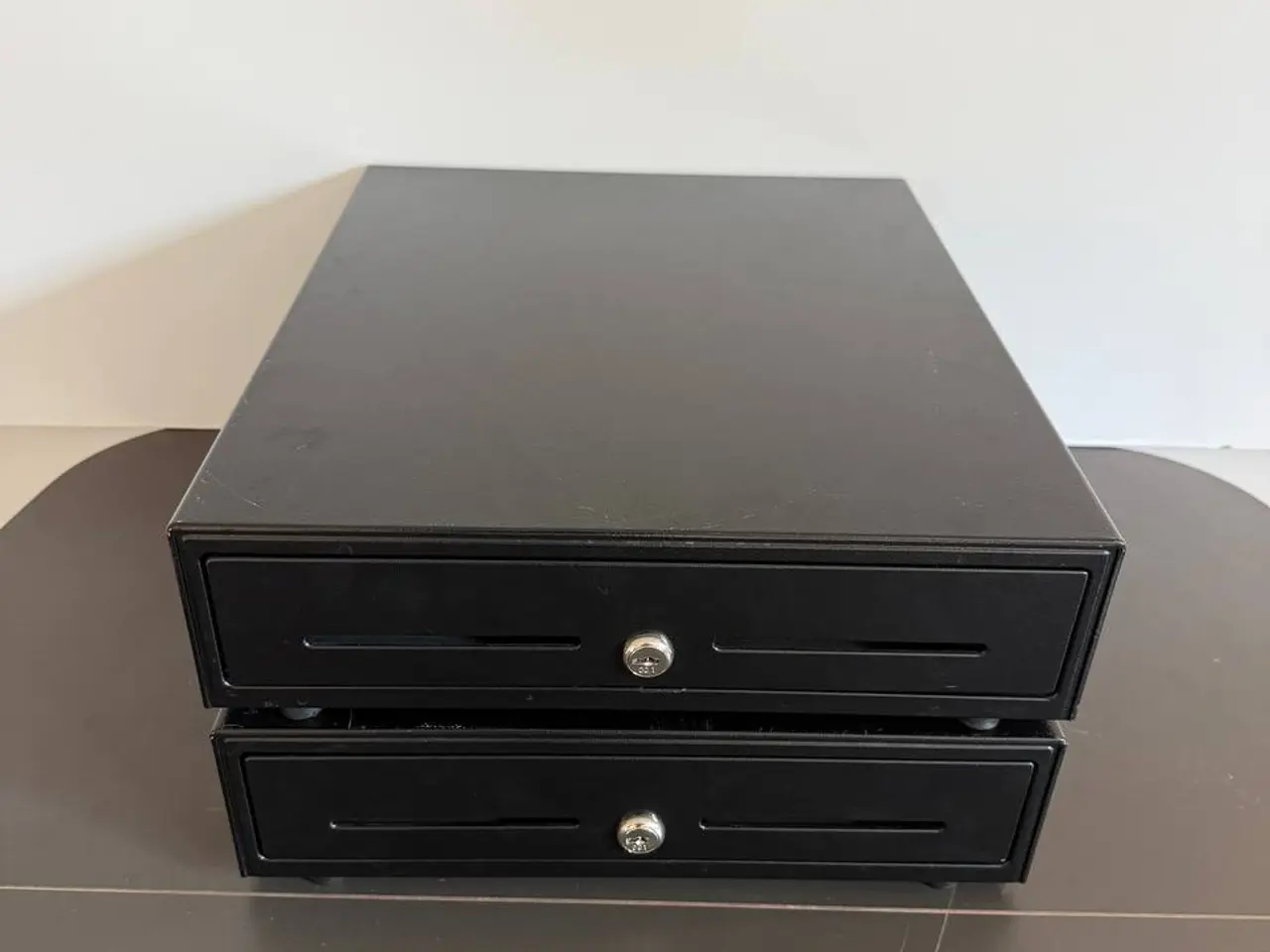 Billede 2 - 2 sorte kasseskuffer i metal – 350 kr. samlet