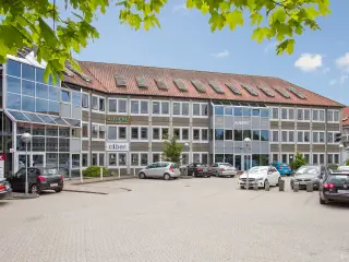 Velbeliggende kontorer med fælleskantine og fitnesscenter
