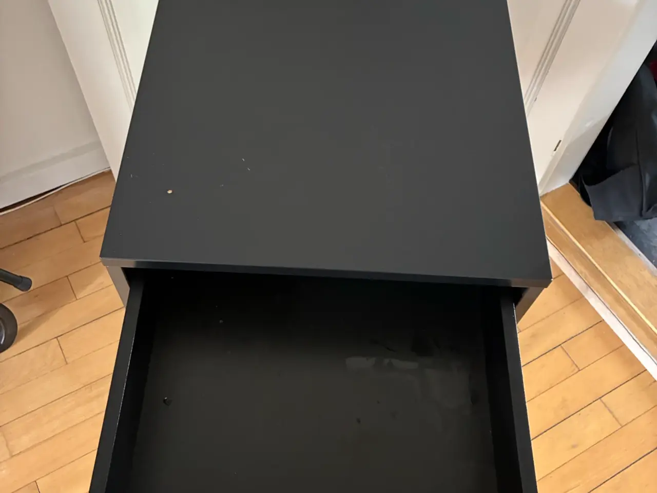 Billede 2 - Sengebord i sort med skuffe