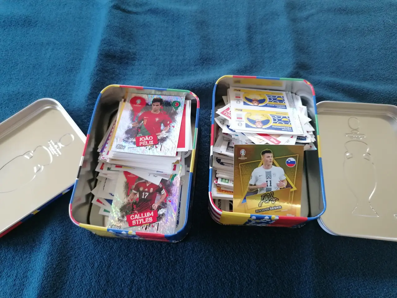 Billede 2 - 2 stk Topps Euro Stickers Tin Fyldt med Mærker