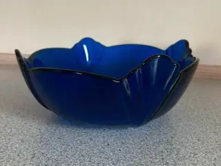 Blå retro glasskål med smukke detaljer. Dia 28cm.