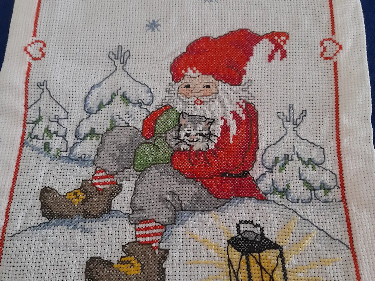 Billede 1 - Smuk broderet juleløber med nisse & kat.