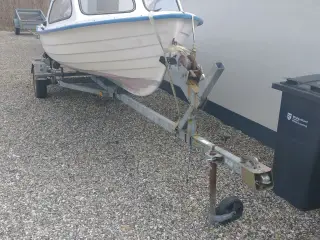Båd med motor og indregistreret bådtrailer