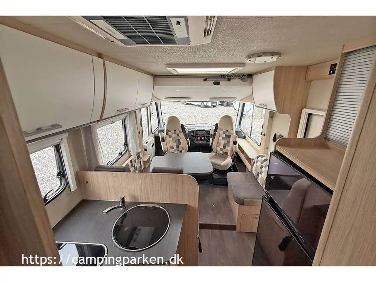 Billede 4 - 2019 - SunLight I 69 L Meget camper for pengene! Queens bed, markise, solceller, aircondition, cykelholder
