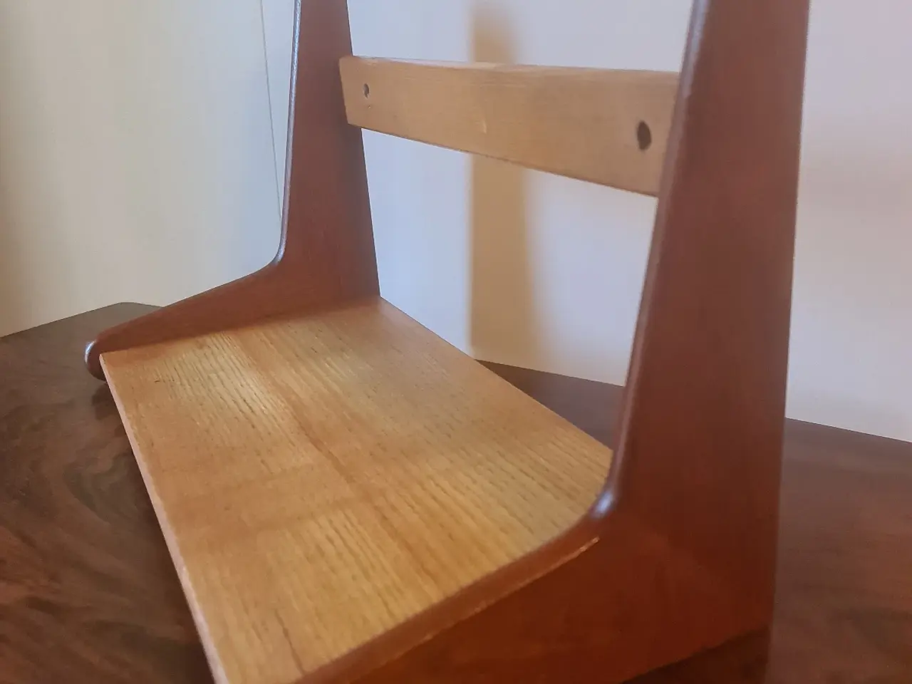 Billede 4 - Retro væghylde i teak/træ – stil med Hans J. Wegne
