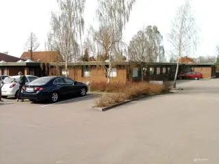 Kontorudlejning med faciliteter, 138 m fra togstationen.