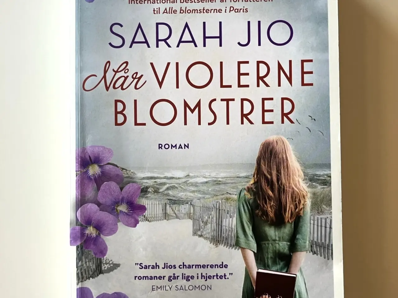 Billede 1 - Når violerne blomstrer. Af Sarah Jio