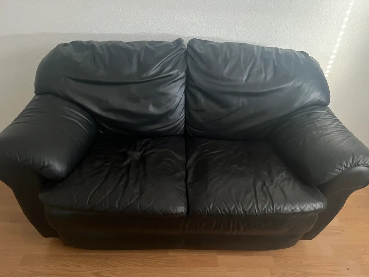Billede 1 - 2 pers. sort lædersofa