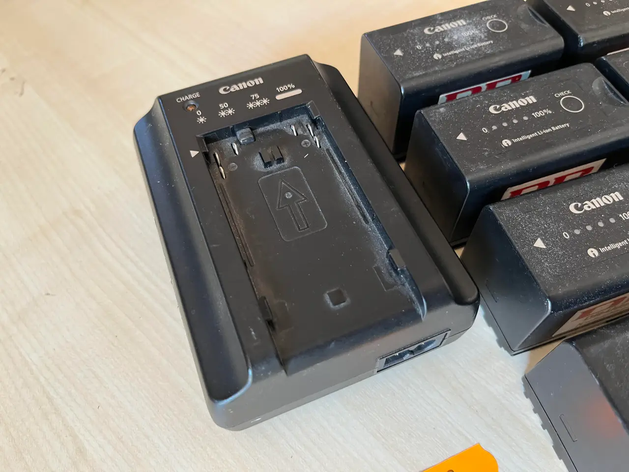 Billede 3 - Oplader og 8. Stk. Canon batterier