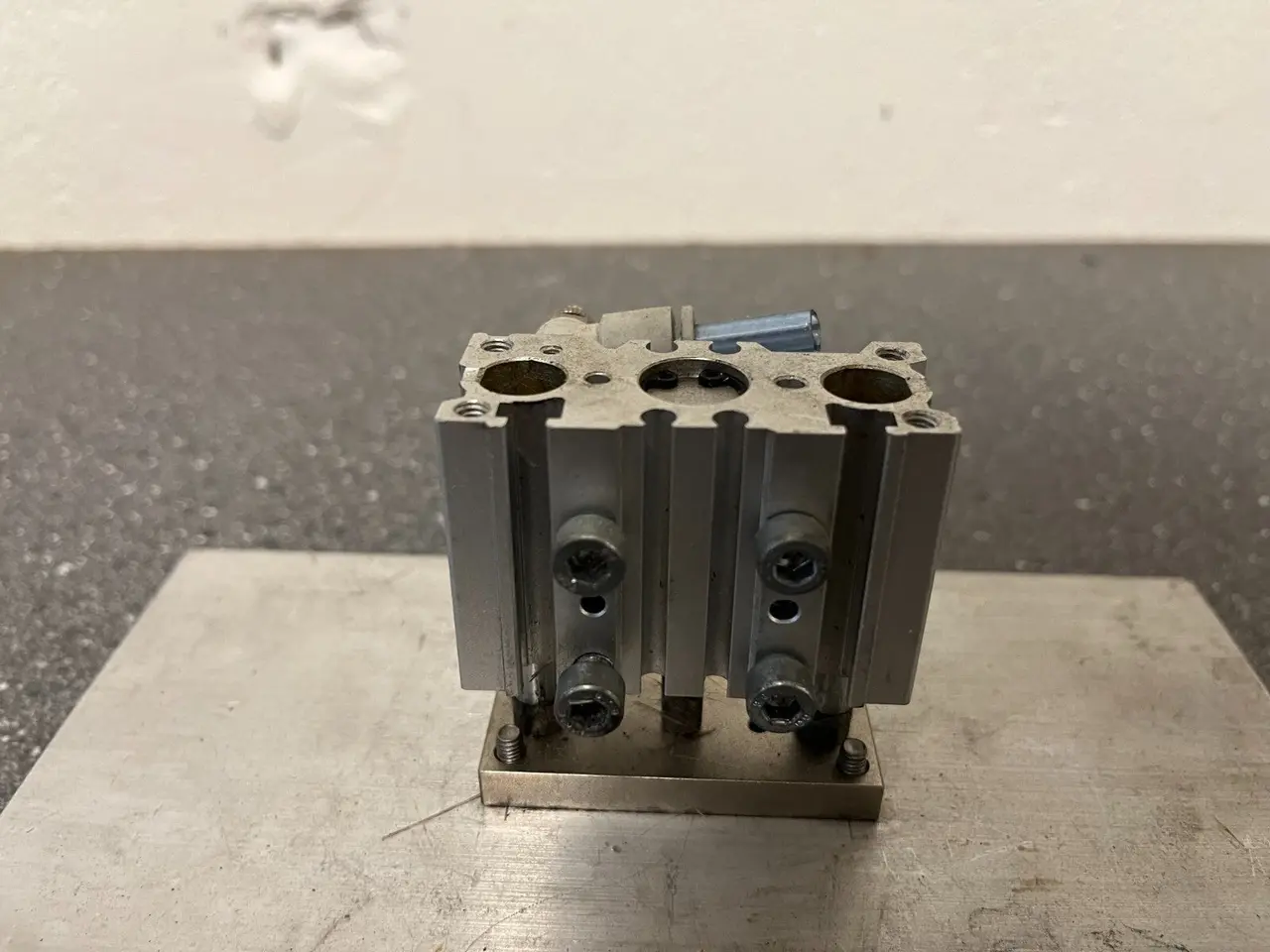 Billede 3 - Pneumatic Gripper/Clamp med Mounting Base - brugt