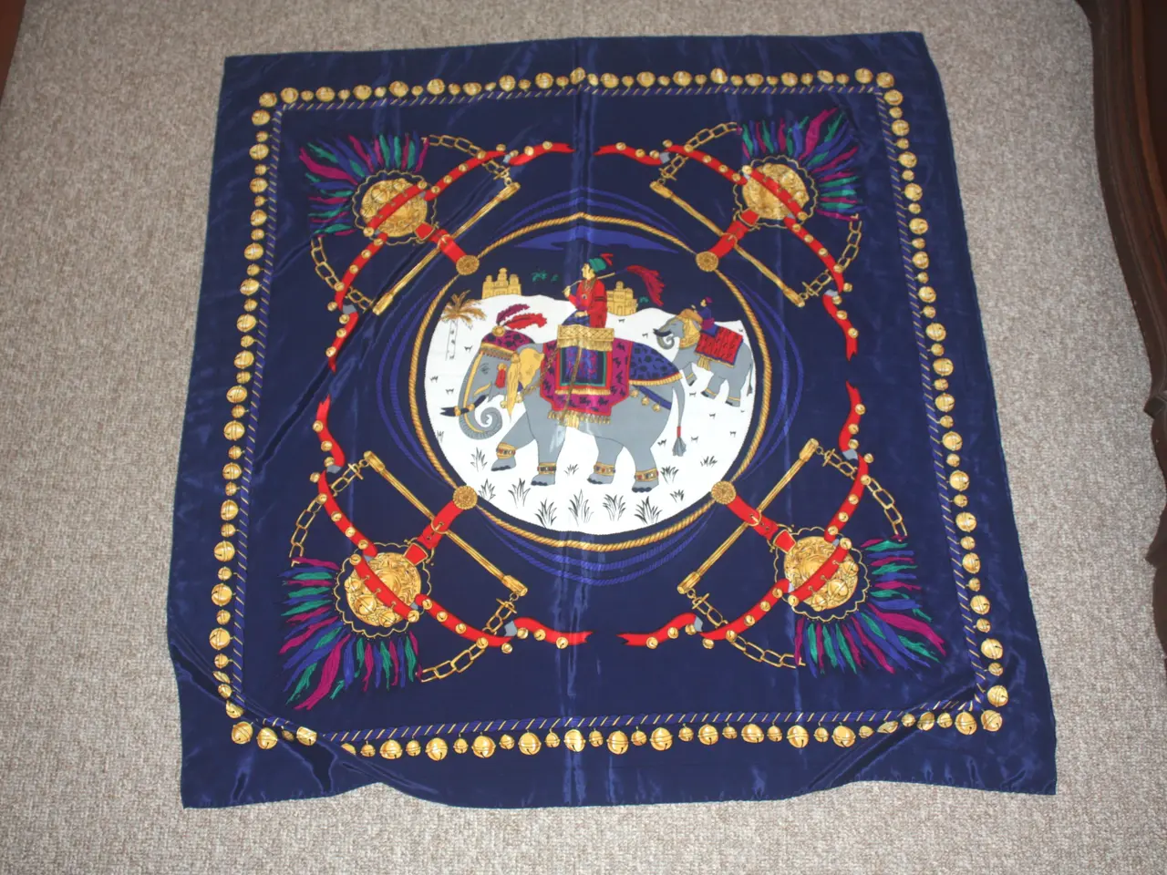 Billede 4 - Tørklæde med indisk elefant 90 cm x 83 cm