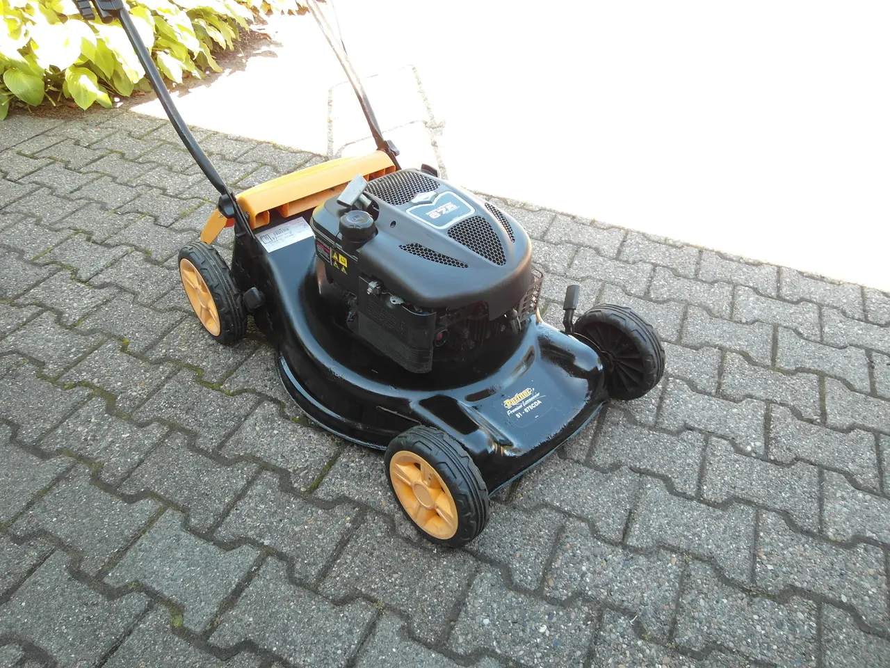 Billede 1 - Plæneklipper Partner med Briggs&Stratton motor.
