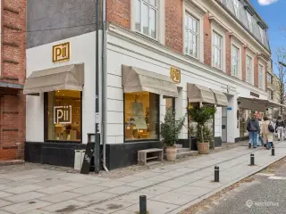 142 m² flot hjørnebutik med 100 m² kælder