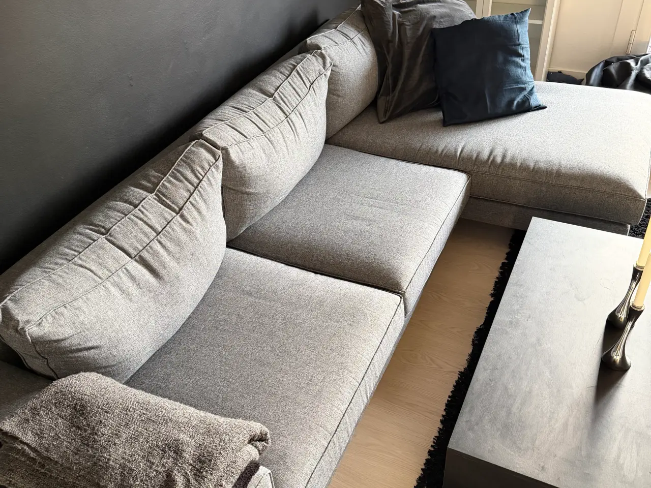 Billede 3 - Sofa med chaiselong i grå