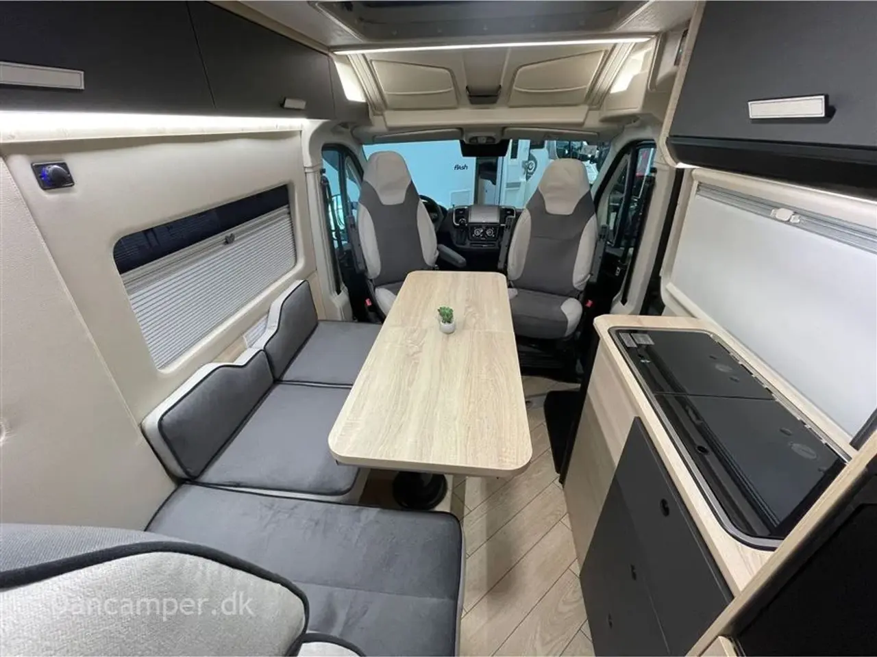 Billede 17 - 2025 - Chausson F&S Line    TILBUDSPRIS kr. 931.800,- SPAR kr. 21.600,- Van som familiecamper med 5 selepladser, pop-up og masser af sovepladser på kun 5,99 m længde.
