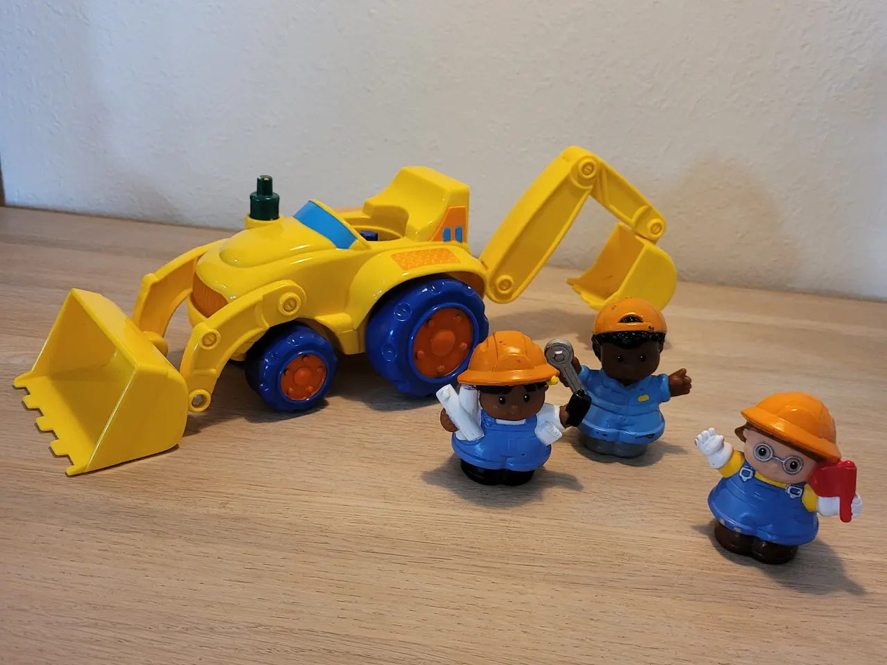 Billede 1 - Gravemaskine + 3 Little People arbejdsfolk