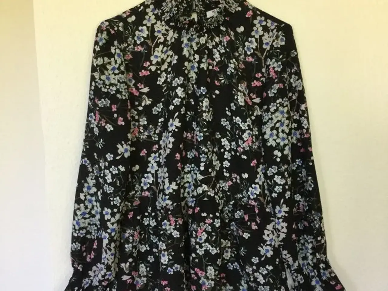 Billede 1 - Fin Blomstret PIECES Bluse str. M