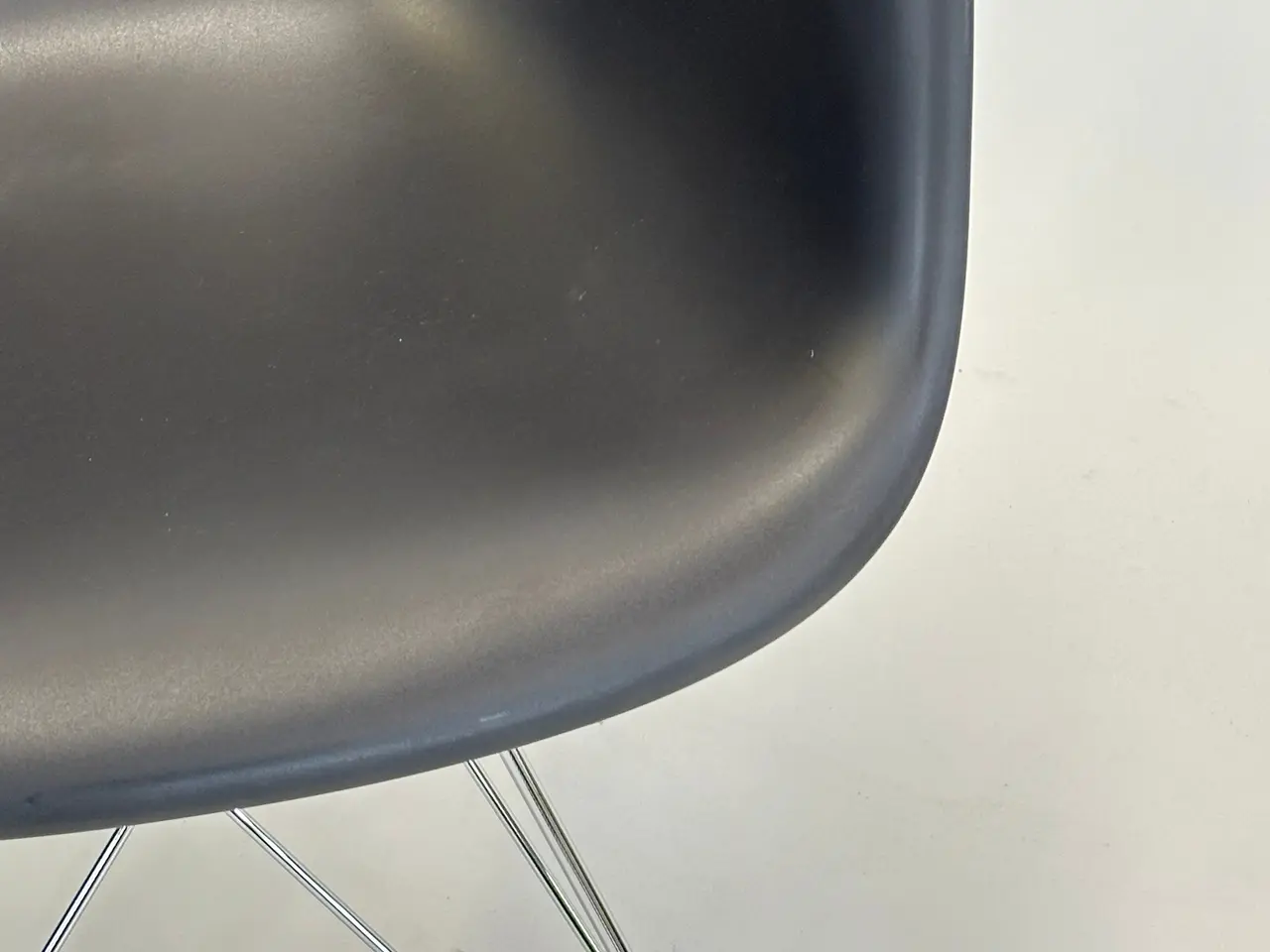 Billede 7 - Vitra Plastic Armchair DAR Stol – Sort Krom Stel