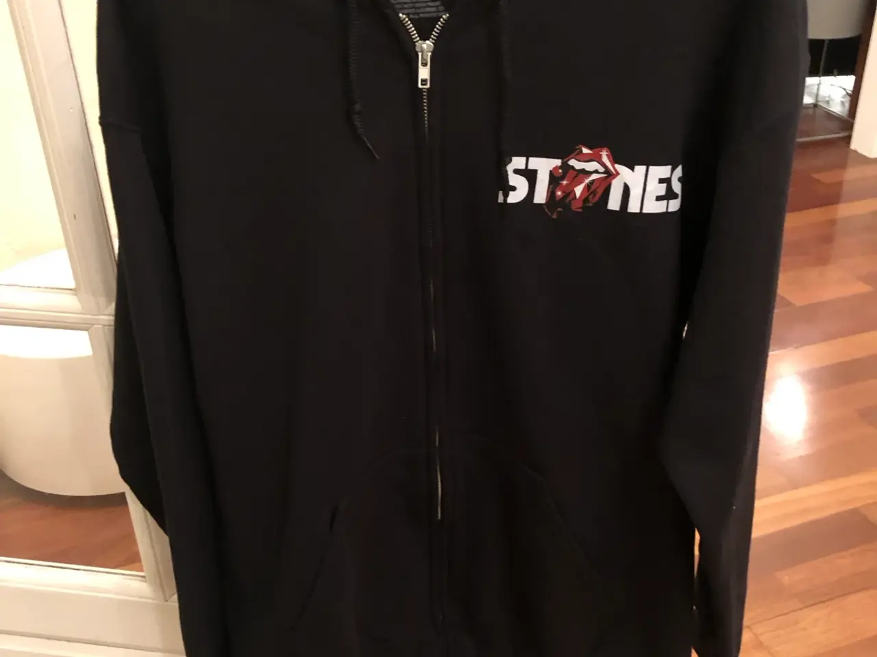 Billede 1 - STONES hættetrøje med logo og tekst