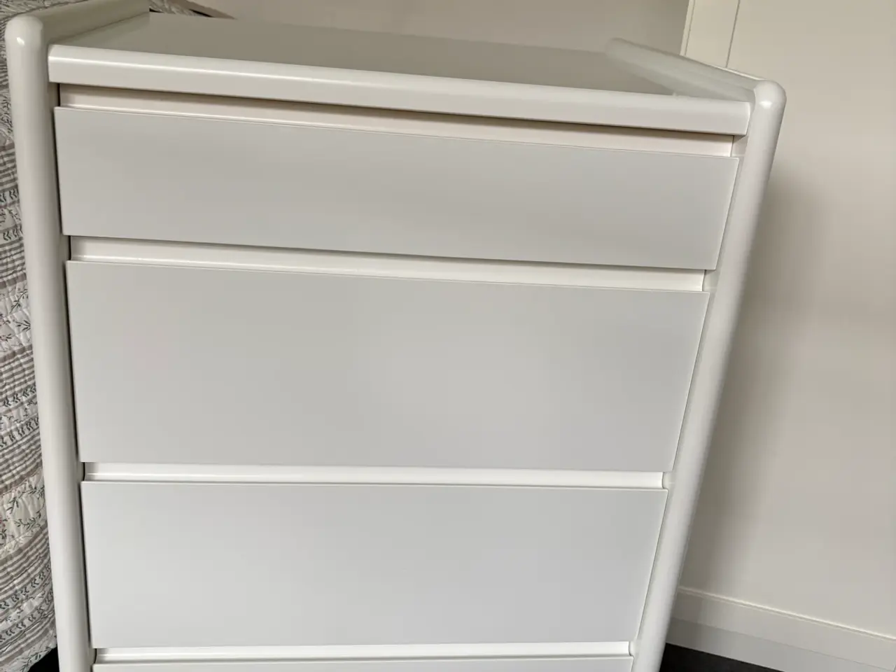 Billede 1 - Et meget velholdt sengebord på hjul