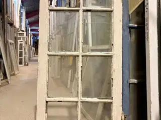 Smal 8-ruders vinduesramme m. gammelt glas