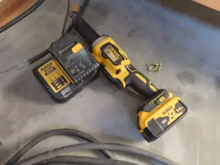 Akku ligesliber DEWALT DCG426 med 2 stk. Batterier og lader
