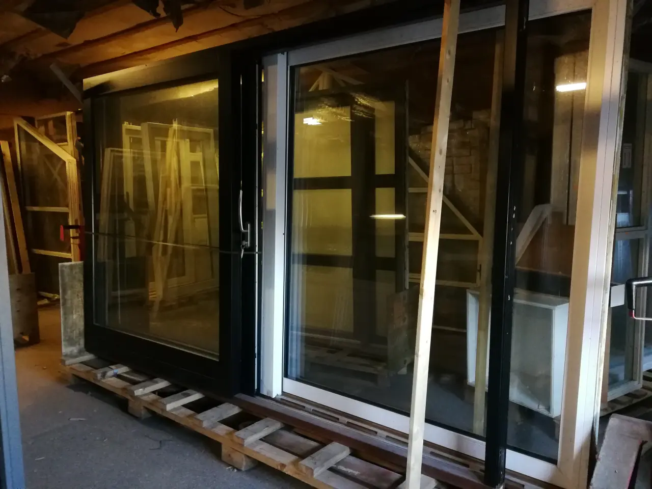 Billede 2 - STOR SKYDEDØR, SORT, 328x210, MED LÅS, KR 16.000