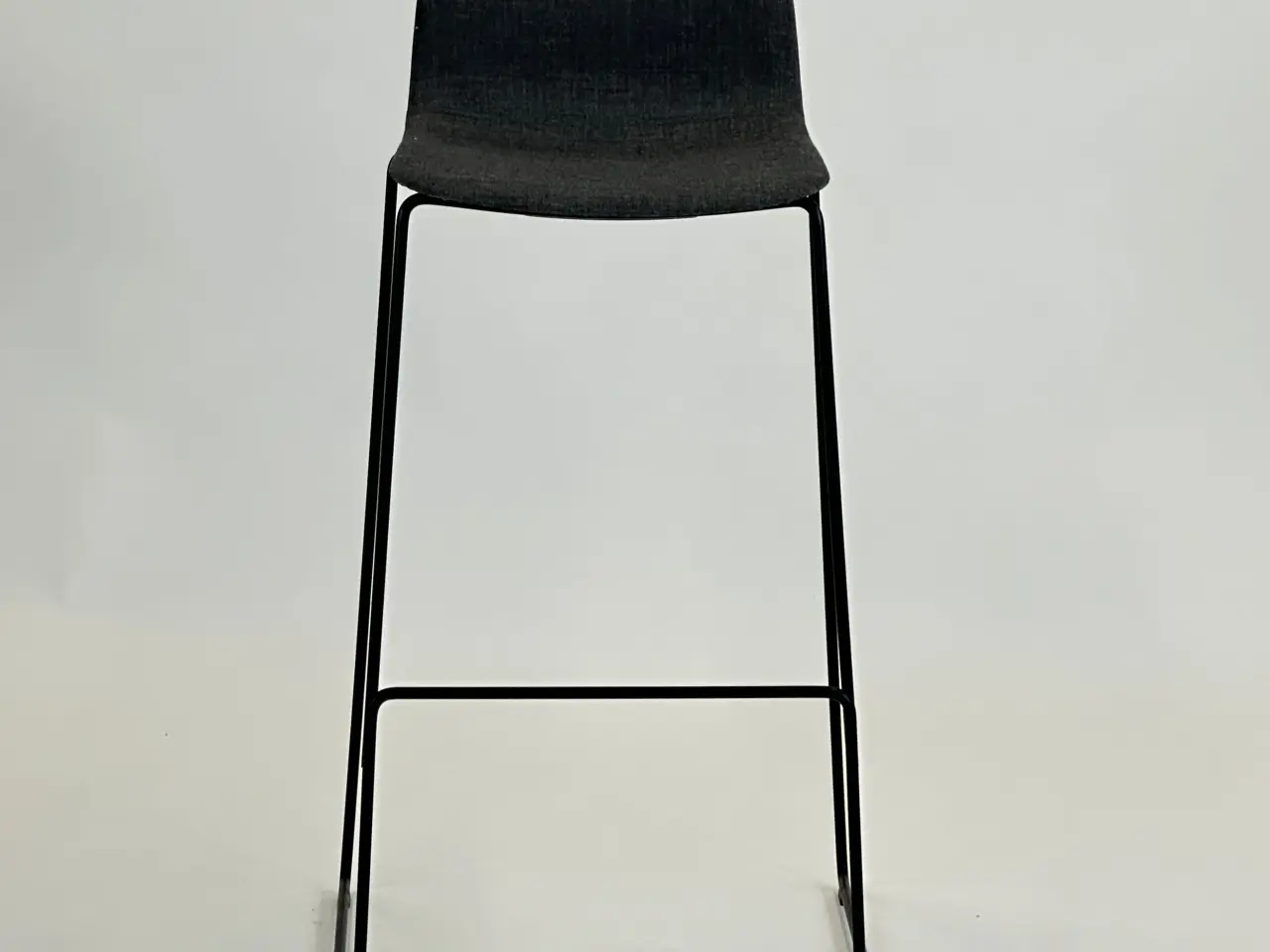 Billede 3 - Fredericia Furniture Pato Sledge Barstol – Mørkegrå med Sort Stel SH 80 cm