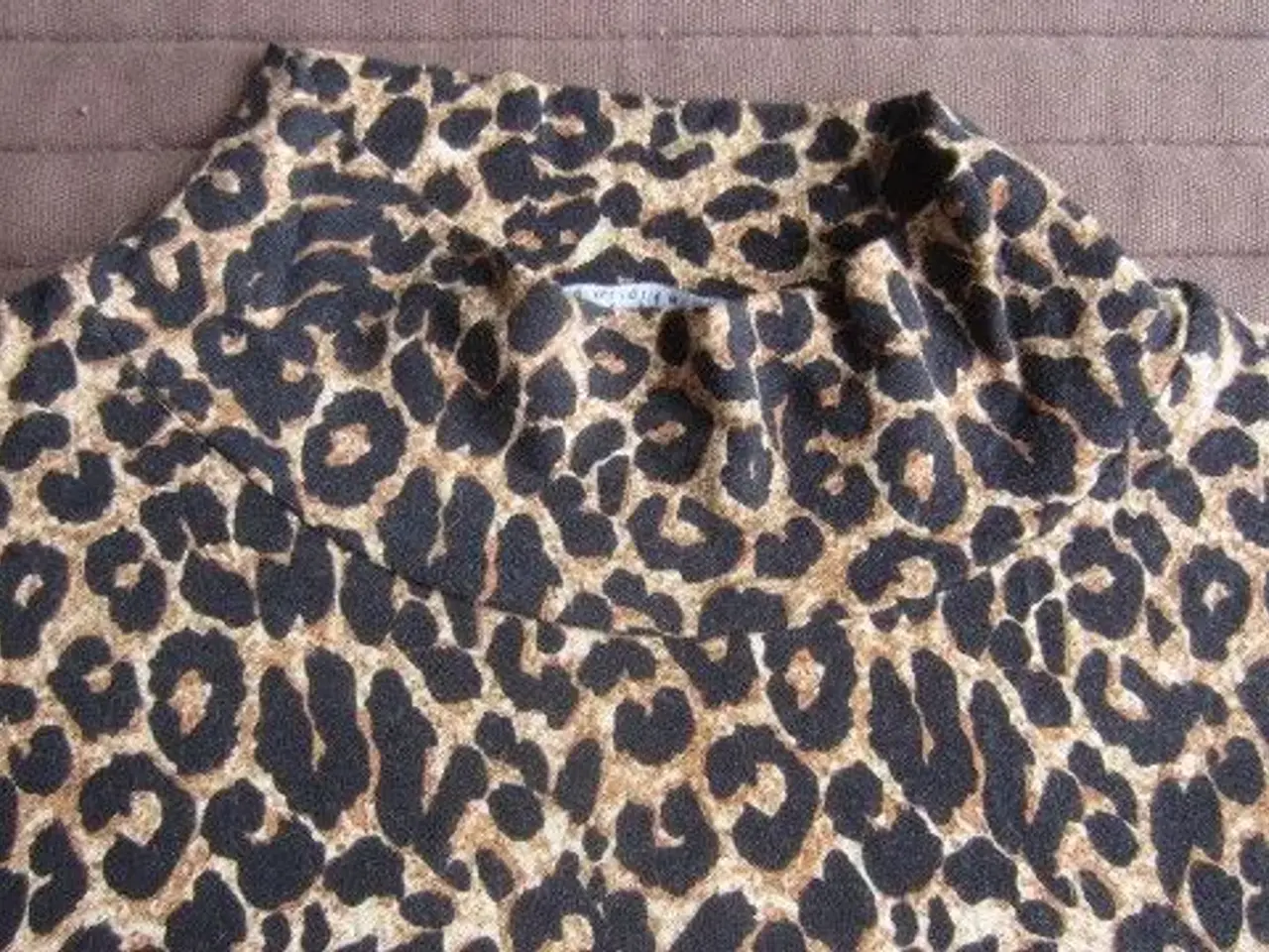 Billede 2 - Str. XS/S, flot bluse m. dyreprint