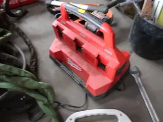 Lader MILWAUKEE med batteri