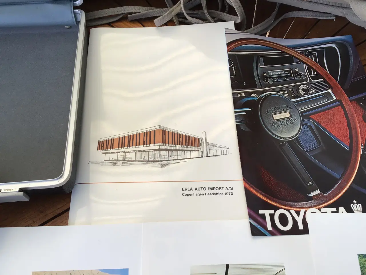 Billede 5 - Toyota salgstaske fra 1972 med indhold